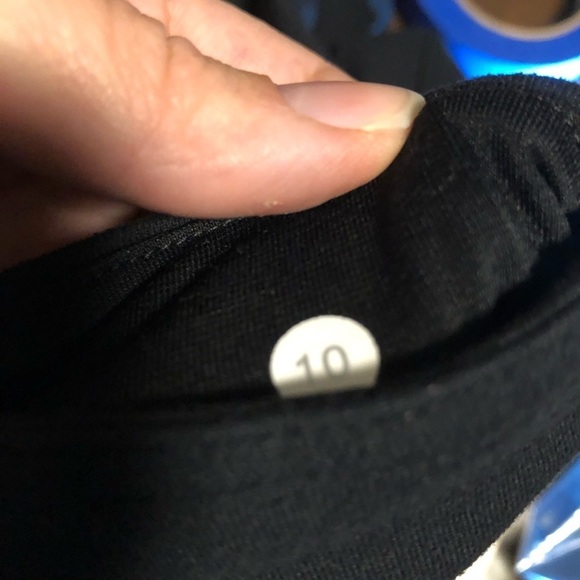 Lululemon Black Crop Capris Size 10 - Picture 6 of 9